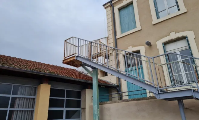 Peinture d’un escalier en fer d’une école à Romans-sur-Isere