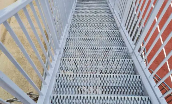 Peinture d’un escalier en fer d’une école à Romans-sur-Isere