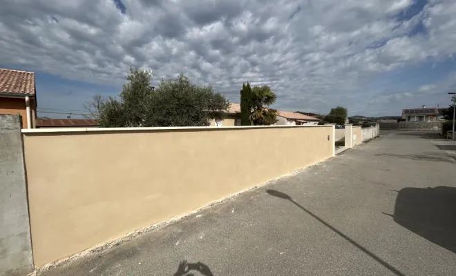 Enduit d’un mur à Romans-sur-Isère 