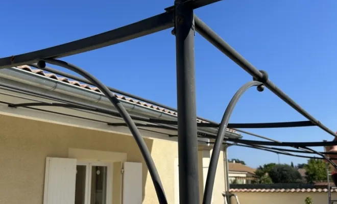 Peinture d’une pergola en fer à Romans sur Isère 